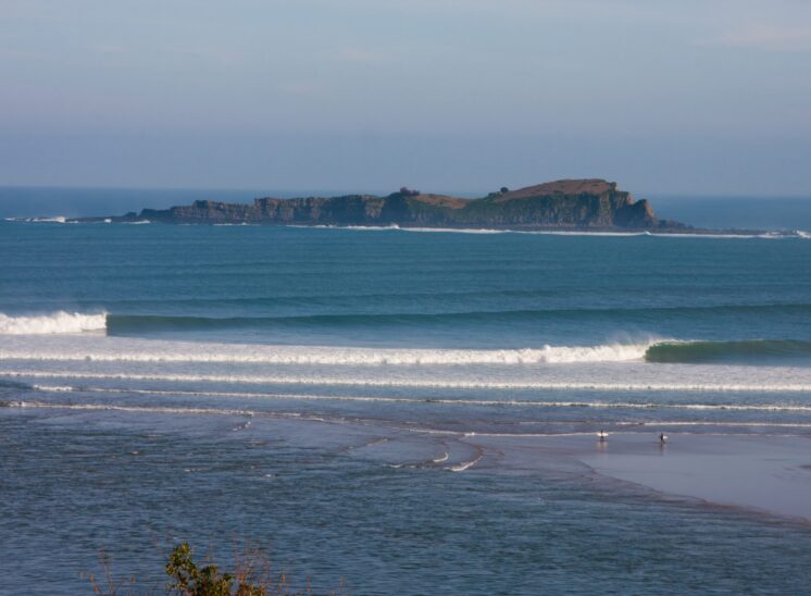 Fotografía del rompiente de Mundaka, ola de izquierda en el País Vasco