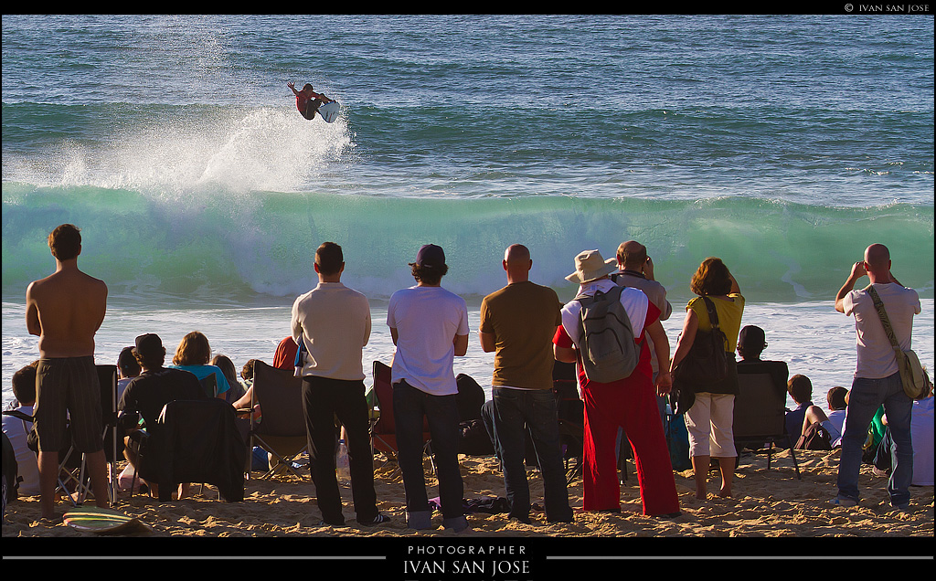 Surfista en competición WCT en Les Landes, Francia, ola atlántica